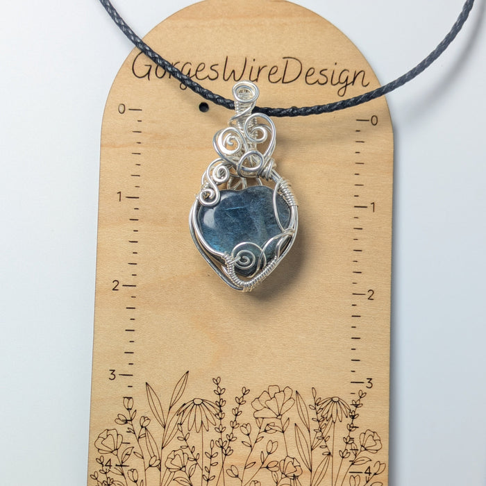 Flashy Blue Labradorite Pendant in Silver
