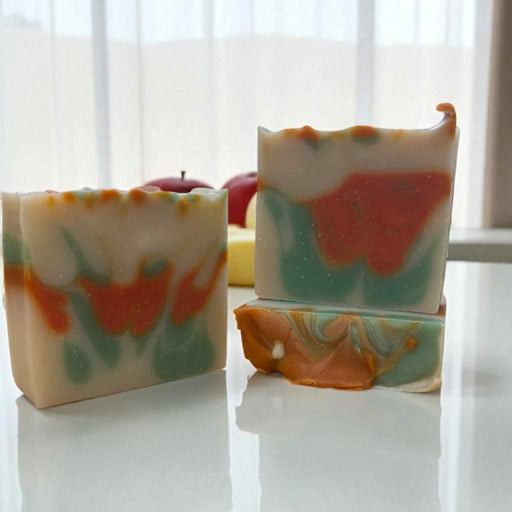 Capture the scent of fall with Apple Picking Soap — a handmade artisan bar featuring crisp apples, warm cinnamon, and comforting clove. Perfect for autumn lovers.