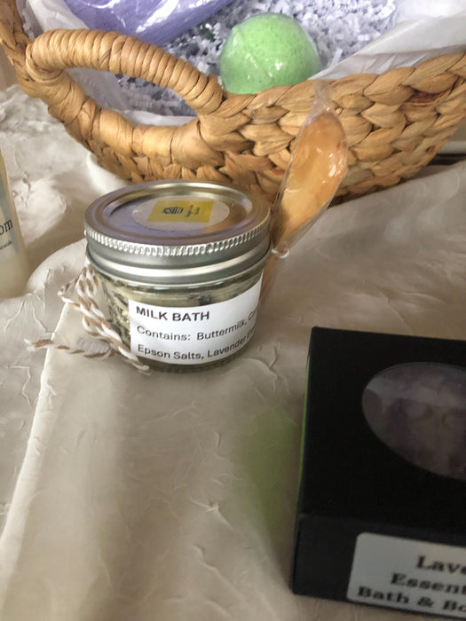 Luxurious Spa Basket: Lavender Essential Oil Bath Products