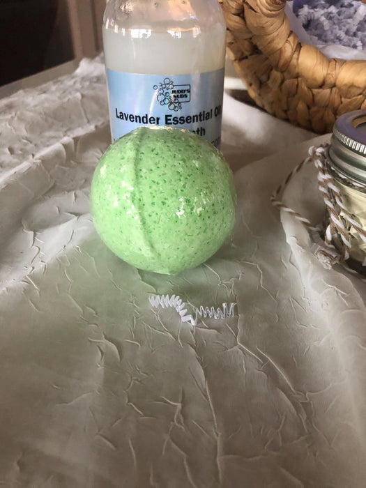 Luxurious Spa Basket: Lavender Essential Oil Bath Products